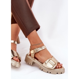 Sandalias para mujeres de cuero ecológica con hebilla dorada dorado 7
