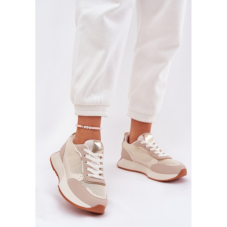 Zapatos deportivos femeninos con una malla en la plataforma beige 2 Zapatos deportivos femeninos con una malla en la plataforma beige 2
