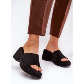Zapatillas para mujeres de gamuza ecológica en la plataforma y cuñas negras negro 2