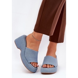 Material de chanclas para mujeres en la plataforma y las cuñas de mezclilla azul 2