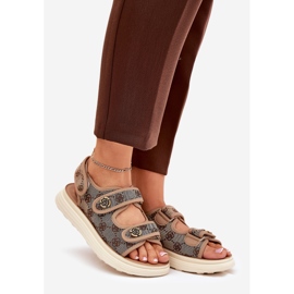 Sandalias de material estampado para mujeres con detalles dorados caqui beige 1