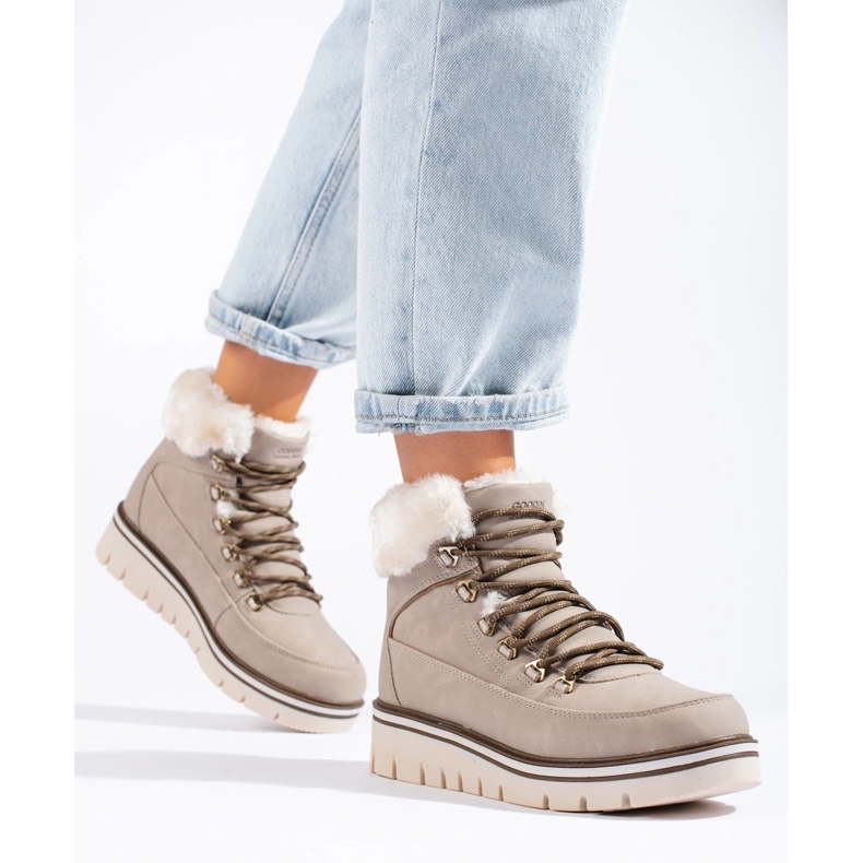 Tramperas de mujeres en la plataforma beige 2 Tramperas de mujeres en la plataforma beige 2