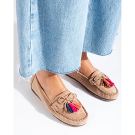 Mocasines boho en ante beige claro con borlas de Shelovet 2