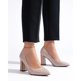 Zapatos de tacón beige de mujer en el poste. 2
