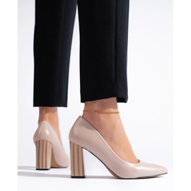 Zapatos de tacón beige de mujer en el poste. 3