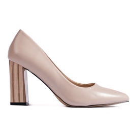 Zapatos de tacón beige de mujer en el poste. 4