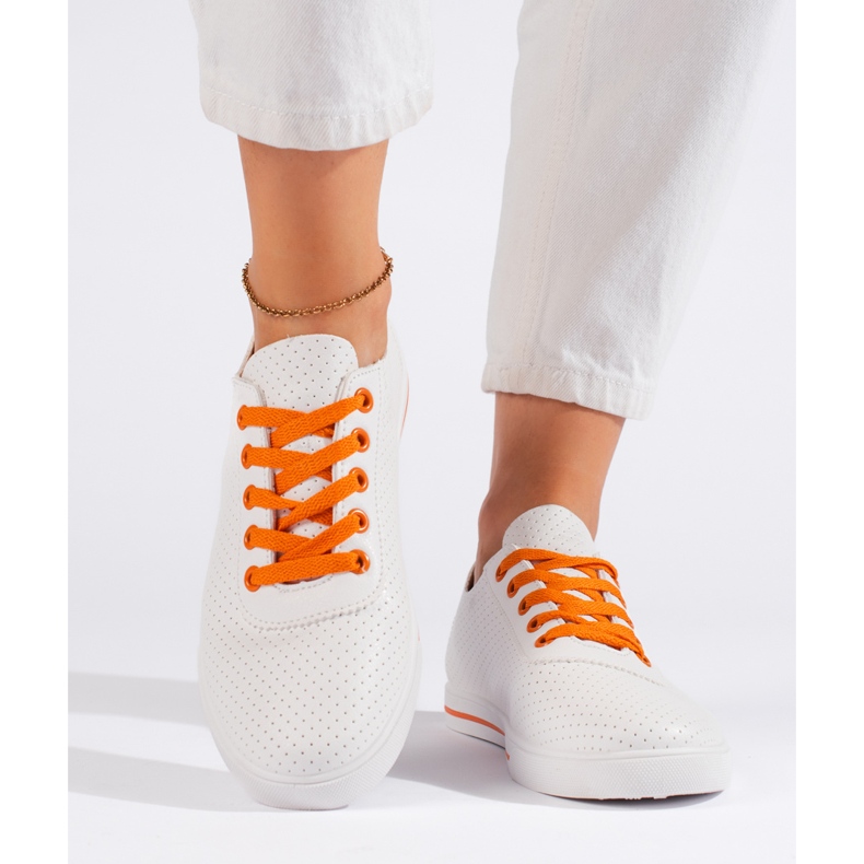 Zapatillas de mujer blancas con cordones naranjas. blanco 2