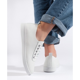 Zapatillas blancas clásicas de mujer. blanco 2