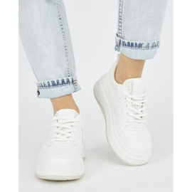 Zapatillas blancas de mujer con suela gruesa. blanco 1