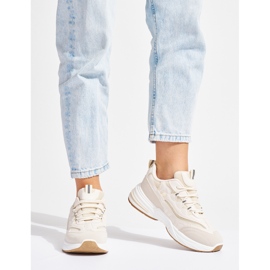 Deportivas de mujer beige con suela gruesa. 1