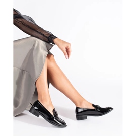 Mocasines clásicos de mujer charol negro. 2