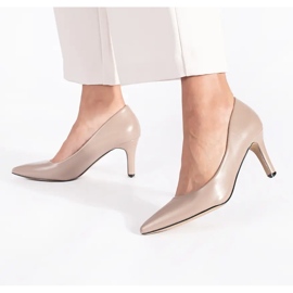 Zapatos de tacón beige clásicos y elegantes 1