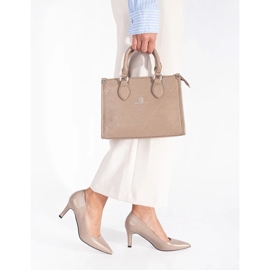 Zapatos de tacón beige clásicos y elegantes 2