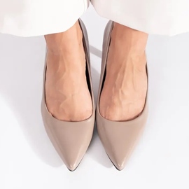Zapatos de tacón beige clásicos y elegantes 3