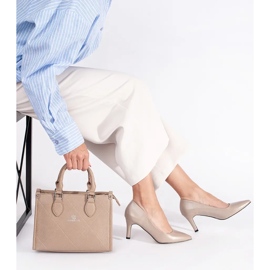 Zapatos de tacón beige clásicos y elegantes 4