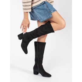 Botas de mujer de ante negro en el poste. 1
