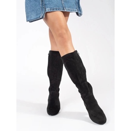 Botas de mujer de ante negro en el poste. 3