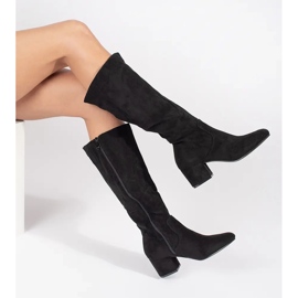 Botas de mujer de ante negro en el poste. 4