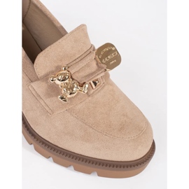 Seastar Zapatos de mujer beige de ante con tacón y decoración metálica. 3