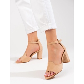 Sandalias beige de mujer en el poste de W. Potocki 2