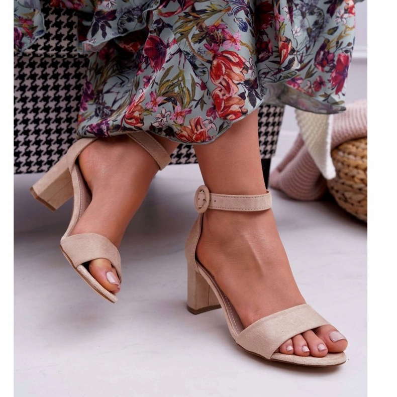 Sandalias para mujeres en el inserto de cuero beige de gamuza 2