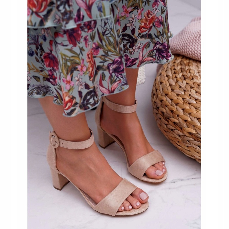 Sandalias para mujeres en el inserto de cuero beige de gamuza 3