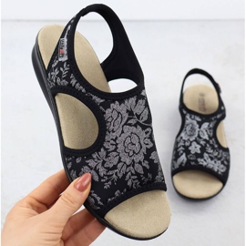 Sandalias para mujeres en una erupción flexible con flores negras Unisoft 7196 negro 1
