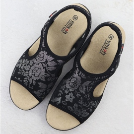 Sandalias para mujeres en una erupción flexible con flores negras Unisoft 7196 negro 2