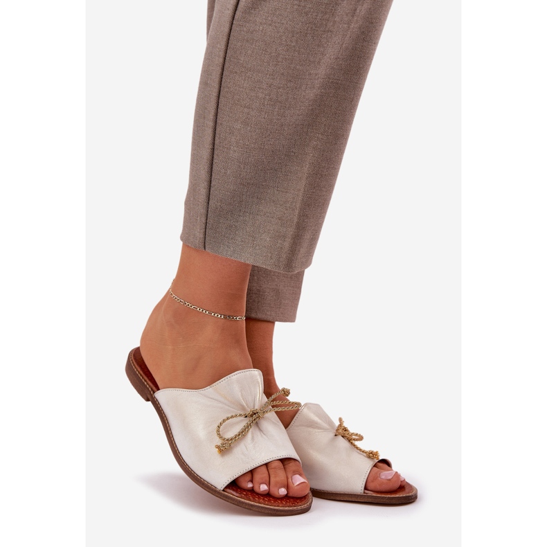 Chanclas de cuero plano elegante con un arco lewski 3572 zloty limpia dorado 1 Chanclas de cuero plano elegante con un arco lewski 3572 zloty limpia dorado 1