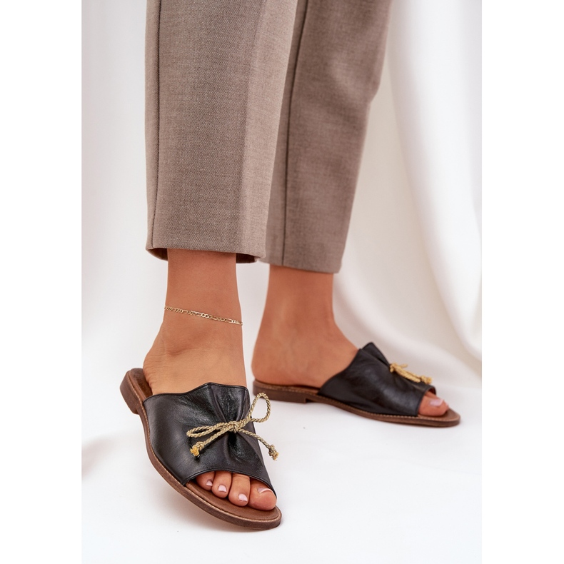 Chanclas de cuero plano elegante con un arco Lewski 3572 Negro 2 Chanclas de cuero plano elegante con un arco Lewski 3572 Negro 2