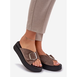 Flip fallas de gamuza para mujeres con una hebilla en la plataforma Zazoo 3019 Brown marrón 1