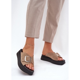 Flip fallas de gamuza para mujeres con una hebilla en la plataforma Zazoo 3019 beige 2