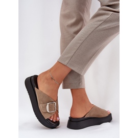 Flip fallas de gamuza para mujeres con una hebilla en la plataforma Zazoo 3019 beige 7