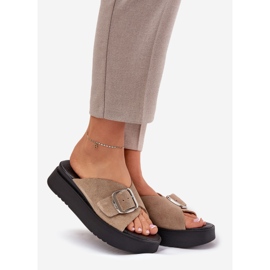 Flip fallas de gamuza para mujeres con una hebilla en la plataforma Zazoo 3019 beige 1