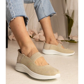 Zapatillas beige para mujeres en una suela prensada 4