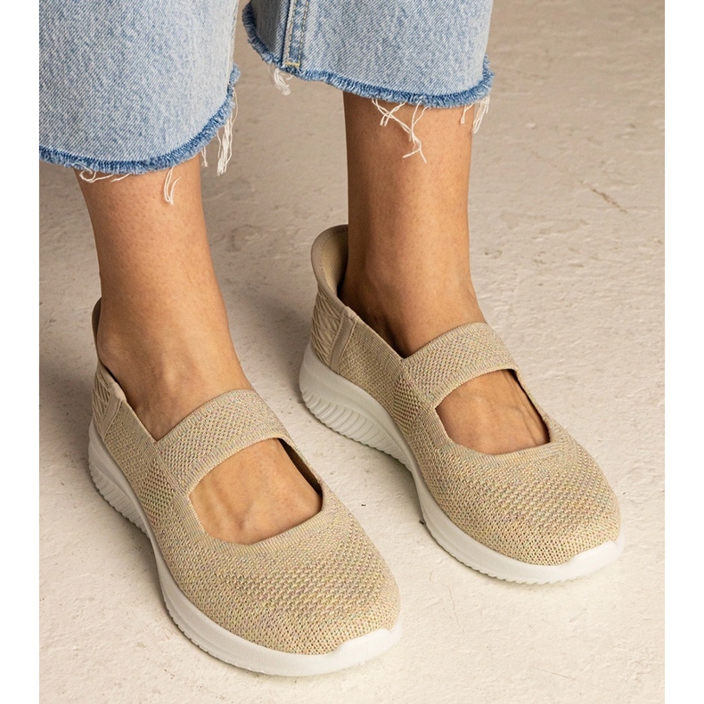 Zapatillas beige para mujeres en una suela prensada 1