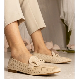 Mocasines abiertos para mujeres beige con un adorno 1