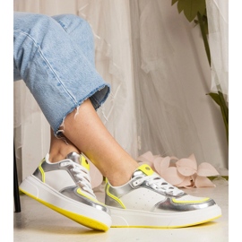 Zapatillas de deporte para mujeres plateadas con un accesorio de neón plata 2 Zapatillas de deporte para mujeres plateadas con un accesorio de neón plata 2