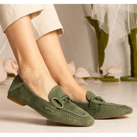 Mocasines abiertos de mujeres verdes con un adorno 1