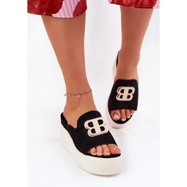 Zapatillas en la plataforma y cuñas con una decoración negra negro 5