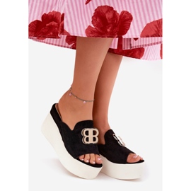 Zapatillas en la plataforma y cuñas con una decoración negra negro 1