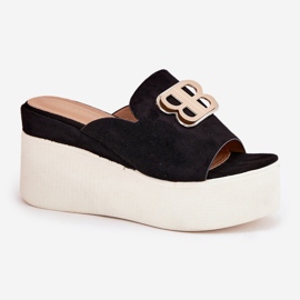 Zapatillas en la plataforma y cuñas con una decoración negra negro 3