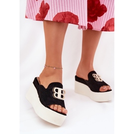Zapatillas en la plataforma y cuñas con una decoración negra negro 2