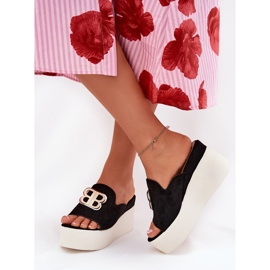 Zapatillas en la plataforma y cuñas con una decoración negra negro 4