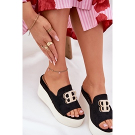 Zapatillas en la plataforma y cuñas con una decoración negra negro 7