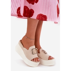 Zapatillas en la plataforma y cuñas con adorno beige 2