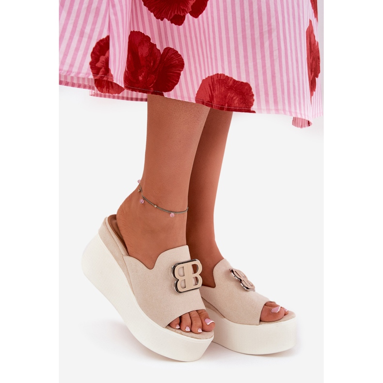 Zapatillas en la plataforma y cuñas con adorno beige 2