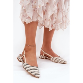Ballerinas femeninas con narices puntiagudas con un delicado tacones beige 2