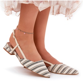 Ballerinas femeninas con narices puntiagudas con un delicado tacones beige 9