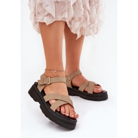 Sandalias para mujeres en la plataforma de cuero ecológico de color caqui beige 2